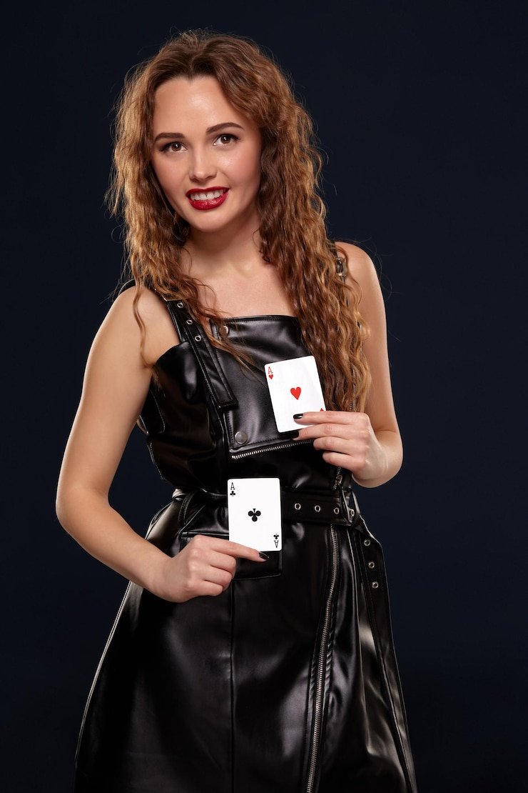 ফোনে তিন পত্তি গাইড পড়ার দৃশ্য